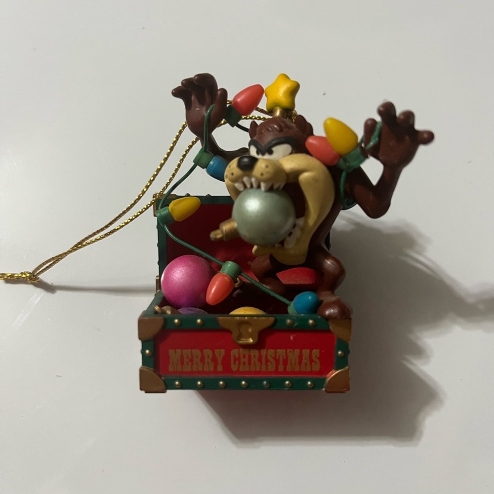 Warner Bros Tasmanian Devil 1995 Christmas Ornament Treasure Chest Lights
